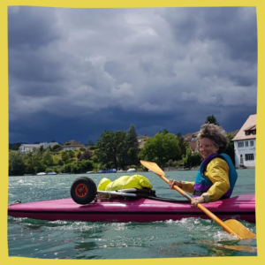 Sibylle Duttwiler auf dem Rhein am Kajak fahren